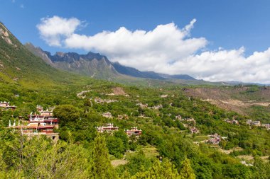 Danba Tibet köyleri, mavi gökyüzü güneşli gün, Çin her yerinde en güzel köy olarak bilinen