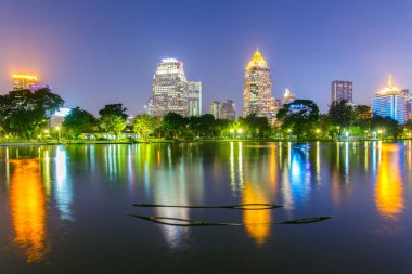 Bir park iş bölgesi cityscape zamanla Twilight Lumpini Park, Bangkok, Tayland, Thailand