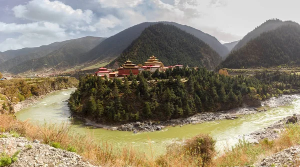 Panorama utsikt kinesiska tempel eller pagoda tibet stil och sevärdheter offentlig plats i Ganzi, Sichuan, Kina — Stockfoto