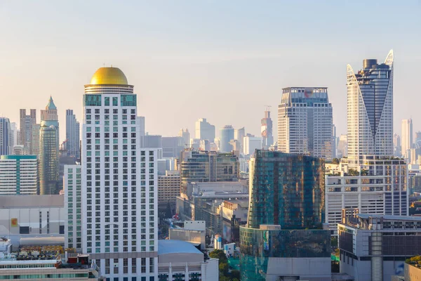 Бангкок міський пейзаж, ділового району з високі будівлі при сходом сонця час, Бангкок, Таїланд — стокове фото