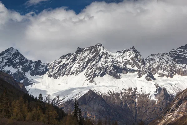 Κλείστε έως χιονιού στα βουνά, και Mount Siguniang είναι τα υψηλότερα βουνά της αιχμής της Qionglai στη δυτική Κίνα, και Qiang αυτόνομη Νομός, επαρχία Σιτσουάν — Φωτογραφία Αρχείου