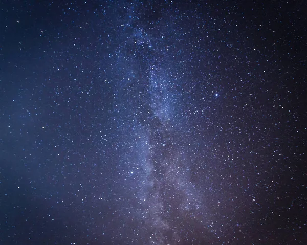 Milchstraßengalaxie mit Sternen und Weltraumstaub im Universum, Langzeitaufnahme, mit Korn — Stockfoto