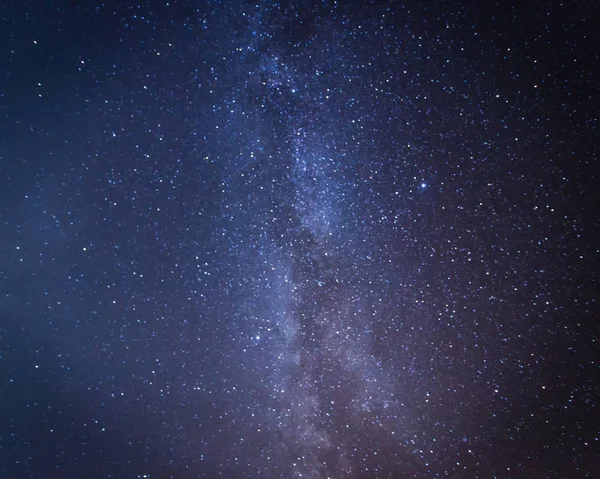 Via Láctea galáxia com estrelas e poeira espacial no universo, fotografia de longa exposição, com grãos — Fotografia de Stock