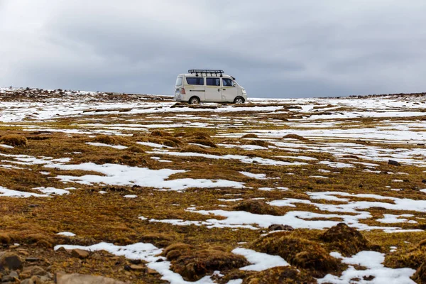 Старый фургон на глубоком снегу под сильным снегом, путь к леднику Fjallsarlon, Зима от дороги вождения в Исландии Лицензионные Стоковые Фото