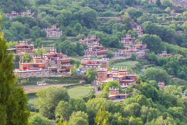 Danba Tibetan Villages en el cielo azul en el día del sol, son conocidos como los pueblos más bellos de toda China —  Fotos de Stock