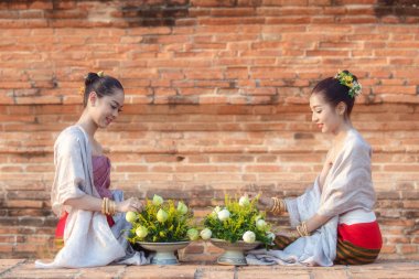 Lotus çiçeği kadar rulo için Tay geleneksel kostüm güzel Taylandlı kız