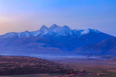 Köy inclose dağ Ganzi, Sichuan, Çin ünlü dönüm noktası.