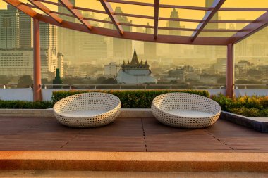 Kat mülkiyeti çatı bahçesi köşede landmark bangkok altın Dağı tapınak gündoğumu zaman arka planda, Simgesel Yapı kavramı üzerinde sandalye ile rahatla