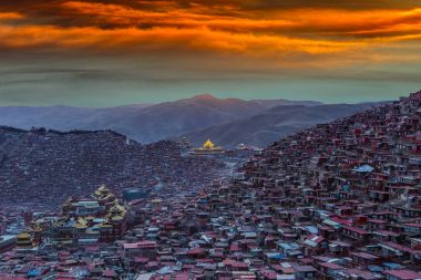 Üstten Görünüm Manastırı Larung gar (Budist Akademisi) zamanında günbatımı, Sichuan, Çin