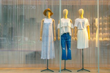 Chengdu, Çin - 8 Mayıs 2016: Moda butik moda mankenler ekran Chengdu 8 Mayıs 2016 üzerinde alışveriş. Chengdu Çin ekonomik büyük şehirlerde biridir.