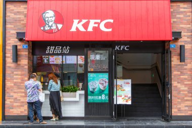 Chengdu, Çin - 8 Mayıs 2016: Kentucky Fried tavuk Restoran; KFC kızarmış tavuk konusunda uzmanlaşmış ve dünyanın ikinci büyük restoran zinciri genel bir fast food restoran zinciri olduğunu