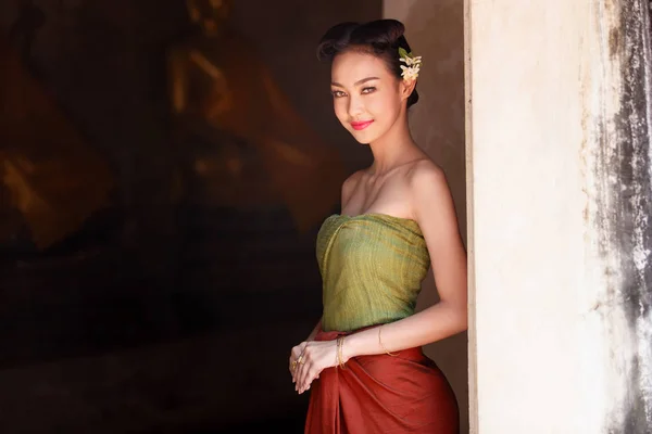 Gadis Thailand cantik dengan kostum tradisional Thailand. — Stok Foto