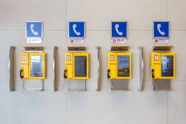 Chengdu, Kina - 8 maj 2016: telefonkiosk på Chengdu Shuangliu internationella flygplats, folks republik av Kina — Stockfoto