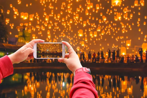 Smartphone fotografiert schwimmende Laterne in der Provinz Chiang Mai, Asien-Thailand — Stockfoto