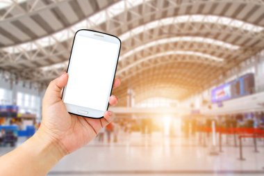 Mobil akıllı telefon, tablet, cep telefonu insanlar bulanık arka plan üzerinde üzerinde Havaalanı terminal Tokyo tutan el