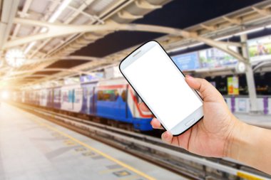 Bangkok, Tayland için Transit trendeki insanlar bulanık arka plan üzerinde mobil akıllı telefon, tablet, cep telefonu tutan el