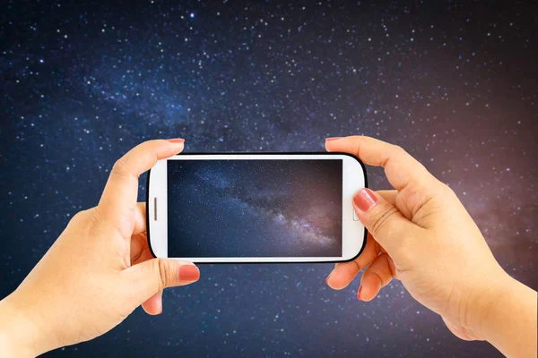 Smartphone fotografiert Milchstraße mit Sternen und Weltraumstaub im Universum — Stockfoto