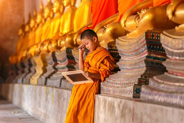 Pequeno novato lendo e estudando quadro-negro com engraçado no antigo templo ao pôr do sol, Província de Ayutthaya, Tailândia — Fotografia de Stock