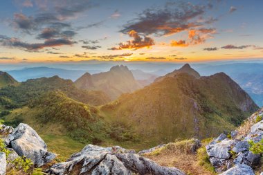 Dağlar ve günbatımı zaman, Doi Luang Chiang Dao, Chiang Mai Province, Tayland yüksek dağ manzaraya sis tabakası