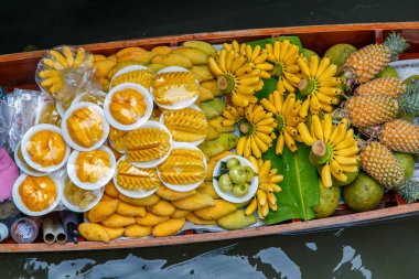 Damnoen Saduak yüzen Pazar Ratchaburi içinde gemide meyve Bangkok, Tayland oteller