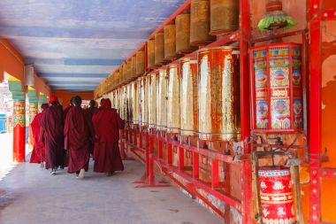 Budist Rahibe yürüyüş touch Larung gar (Budist Akademisi), kutsal alanın çevresinde bir ibadet tekerlerimi Sichuan, Çin 