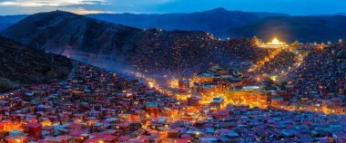 Panorama üstten görünüm gece olay yerinde Larung gar (Budist Akademisi) de Sichuan, Çin
