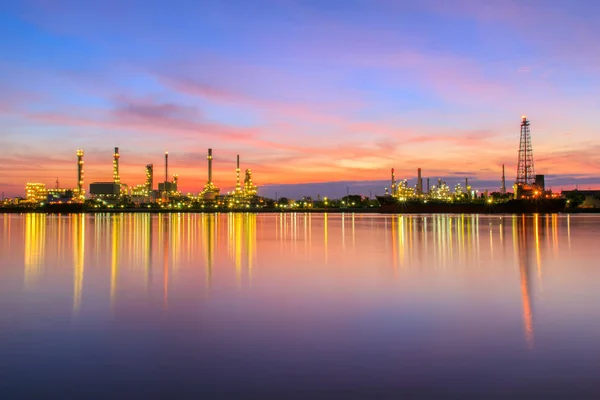 Refinería de petróleo a lo largo del río al amanecer (Bangkok, Tailandia ) —  Fotos de Stock