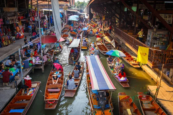 Ratchaburi, Tayland - 20 Mart 2016: Ratchaburi, Tayland Damnoen Saduak yüzen Pazar, tekne ile gelen turist yer.
