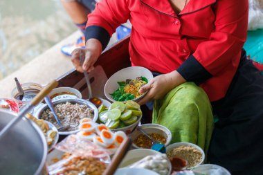 Hareketi el Şef yakından erişte ve teknenin Damnoen Saduak yüzen Pazar Ratchaburi yakın Bangkok, Tayland, Thailand, yemek