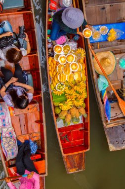 Üstten Görünüm Damnoen Saduak yüzen Pazar Ratchaburi yakın Bangkok, Tayland