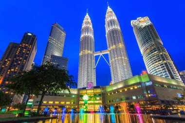 Kuala Lumpur, Malezya - 18 Haziran 2016: Kuala Lumpur, Malaysia.Petronas Towers, olarak da bilinen Menara Petronas üzerinde 08 Nisan 2014 Petronas Kuleleri 1998'den 2004 için dünyadaki en yüksek binalar olduğunu
