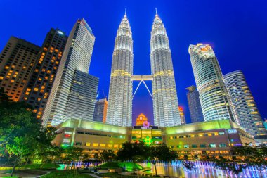 Kuala Lumpur, Malezya - 18 Haziran: Kuala Lumpur, Malaysia.Petronas Towers, olarak da bilinen Menara Petronas üzerinde 08 Nisan 2014 Petronas Kuleleri 1998'den 2004 için dünyadaki en yüksek binalar olduğunu