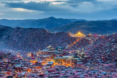 Üstten Görünüm günbatımı zaman Larung gar (Budist Akademisi) de Sichuan, Çin