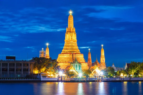 Wat arun buddhistických náboženských míst v šero, bangkok, Thajsko — Stock fotografie