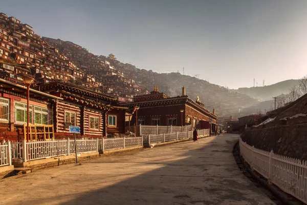 Monasterio rojo en Larung gar (Academia Budista) en el día y el fondo del sol es el cielo azul, Sichuan, China —  Fotos de Stock