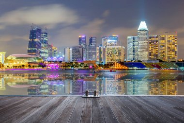 Yansıma yapı gece görünümü Marina Bay, Singapur