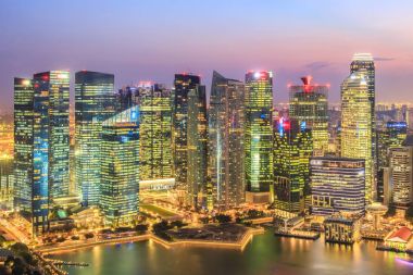 Singapur finans bölgesi ve iş binasının manzarası.