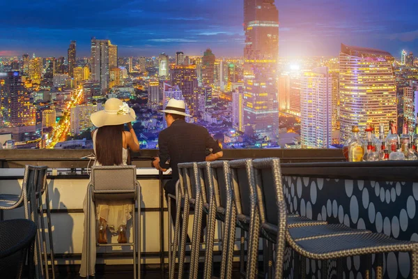 Görünüm çubuğu Asya aşık çift üzerinde görünümü twilight saat göz zevk top ve Restoran bu sefer güzel renkli gece Bangkok City