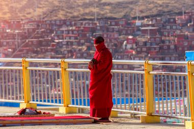 Budist Rahibe dua kutsal Larung gar (Budist Akademisi) de Sichuan, Çin'de. Genel yer burası