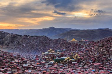Üstten Görünüm Manastırı Larung gar (Budist Akademisi) zamanında günbatımı, Sichuan, Çin