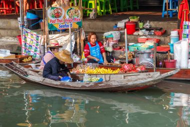 Ratchaburi, Tayland - 20 Mart 2016: Ratchaburi, Tayland Damnoen Saduak yüzen Pazar, tekne ile gelen turist yer.