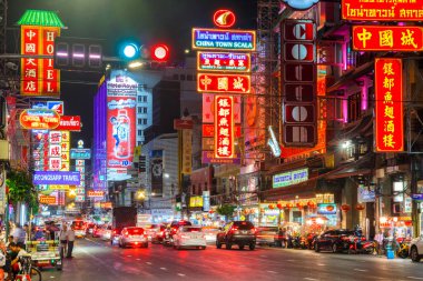 Bangkok, Tayland - 15 Ocak 2015: Yaowarat yol geçer aşağıdaki trafik işaretleri Chinatown bölgesinde gece karanlığında yaktı.