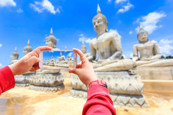 Buda heykeli ve mavi gökyüzü, Nakhon Si Thammarat eyaletinin, Tayland fotoğraf çekme Smartphone — Stok fotoğraf