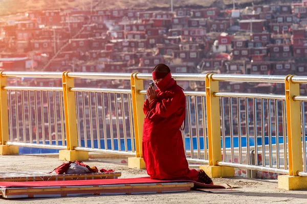 Buddhist nun prayer the sanctuary at Larung gar (Buddhist Academy) in Sichuan, China. This is the public place — Stock Photo, Image