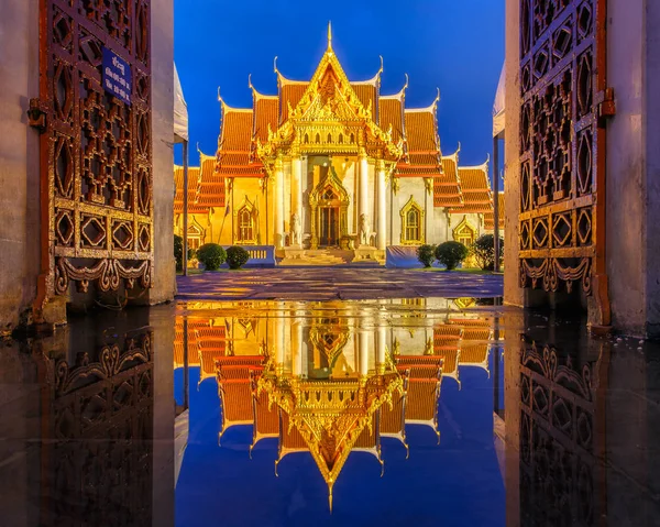 Wat benchamabophit in bangkok in der Dämmerung mit Reflexion auf dem Wasser nach starkem Regen, bangkok, thailand — Stockfoto