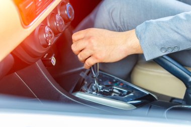 İş adamı sürücü el vites kolu Vites