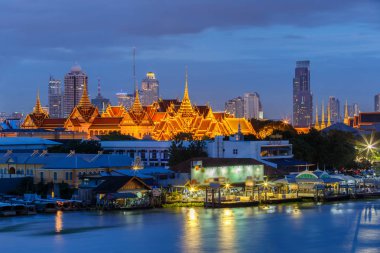 Grand Palace ve Emerald Buddha Tapınağı (Wat Phra Kaew) twilight zaman, Bangkok, Tayland