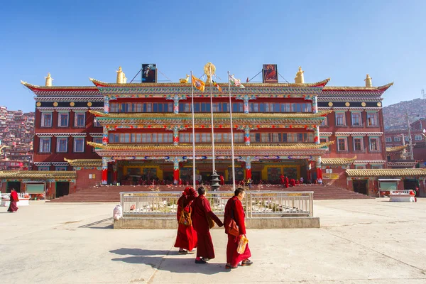 4 maja 2016: mniszkę buddyjską chodzenia po podłodze w dzień słońca w Sanktuarium w Larung gar (Buddyjski Academy) w prowincji Syczuan, Chiny — Zdjęcie stockowe