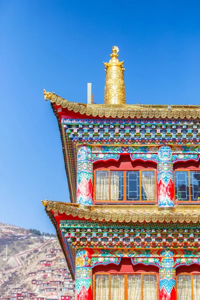 Arquitectura única en las coloridas ventanas de estilo tibetano en la pared roja —  Fotos de Stock