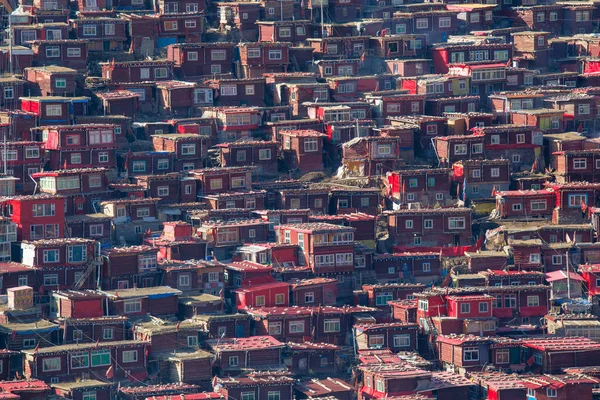 顶视图修道院在 Larung 噶尔 （佛学院），四川，中国 — 图库照片